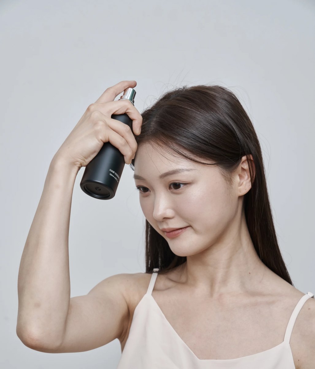 이젠나 헤어토닉을 샴푸 후 두피 가르마에 뿌리는 TREATMENT TONIC 사용 장면